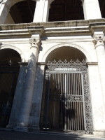 Церковь святого Марка-евангелиста на Капитории (Basilica di San Marco Evangelista al Campidoglio, 1750) обозначена для непонятливых табличкой “Basilica di S. Marco” на решётке ворот.