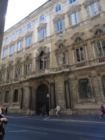 Дворец Дориа-Памфили (Palazzo Doria-Pamphili, XVI – XVIII века) на улице Корса (Via del Corso).