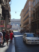 Вид с улицы Корса (Via del Corso) на площадь Венеции (Piazza Venezia) и Витториано (Vittoriano).