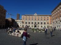 Площадь святого Сильвестра (Piazza di San Silvestro) с Церковью святого Сильвестра у Главы (Chiesa di San Silvestro in Capite, VIII век) Иоанна Крестителя (её часть внутри) слева вдали.