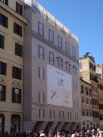 Одно из реставрируемых зданий на площади Испании (Plaza de España, Piazza di Spagna) не только затянуто его имитацией, но работает рекламным щитом.