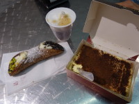 Послеобеденные вкусняшки: кофе капучино (cappuccino), в обильной пенке которого тонет ложка, и сицилийское пирожное канноли (cannolu, cannoli) и итальянский десерт тирамису (tiramisù). 😋