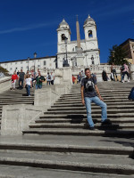 Я на грандиозной Испанской лестнице (Scalinata di Trinità dei Monti), поднимающейся от площади Испании (Piazza di Spagna) к церкви Троицы на горе (Chiesa della Trinità dei Monti).