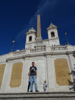Я на предпоследней площадке Испанской лестницы (Scalinata di Trinità dei Monti), прежде чем оказаться у церкви Троицы на горе (Chiesa della Trinità dei Monti), в честь которой лестница по-итальянски и названа.