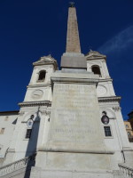 Обелиск Салюстиано (Obelisco Sallustiano, древнеегипетский, но поставленный в 1789 году) перед церковью Троицы на горе (Chiesa della Trinità dei Monti).