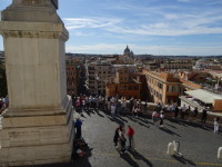 Вид на Рим от церкви Троицы на горе (Chiesa della Trinità dei Monti) мимо основания обелиска Салюстиано (Obelisco Sallustiano).