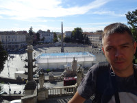 Я и временный павильон на ближнем ко мне краю Народной площади (Piazza del Popolo), который несколько портит общий вид.