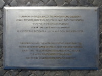 Народная площадь (Piazza del Popolo) так называется в том числе потому, что её фонари связаны с поликлиникой Агостино Джемелли (Policlinico Agostino Gemelli) и загораются каждый раз, когда там рождается… из народа. 😊