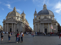 Церкви-близнецы: Церковь святой Марии в Монтесанто (Basilica di Santa Maria in Montesanto) и Церковь святой Марии Чудес (Chiesa di Santa Maria dei Miracoli) на Народной площади (Piazza del Popolo).