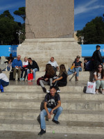 Я у основания (египетского) обелиска Фламинио (Obelisco Flaminio) в центре Народной площади (Piazza del Popolo), среди итальянцев и туристов.