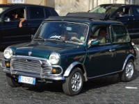 Красавчик Mini Rover British Open Classic дизайна 1959 года в версии 1993 года на Народной площади (Piazza del Popolo).