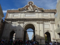Народные ворота (Porta del Popolo, 1475) одноимённой площади (Piazza del Popolo) изначально были воротами стены Аврелиана (Mura Aureliane, 271 – 275 годы).