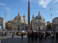Вид на Народную площадь (Piazza del Popolo) от одноимённых ворот (Porta del Popolo), так что в кадре и церкви-близнецы, и обелиск.