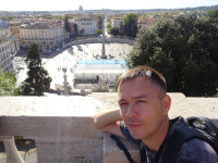 Я и временный павильон на ближнем ко мне краю Народной площади (Piazza del Popolo), который меньше портит общий вид, если забраться выше, ближе к вилле Боргезе (Villa Borghese).