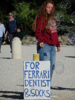 Пожертвования на Ferrari, стоматолога (dentist) и носки (socks). Римский творец мыльных пузырей в парке виллы Боргезе (Villa Borghese) честно перечислил цели своего сбора пожертвований, видимо, в порядке убывания цен. 😊 И только сегодня я заметил, что в этой фотографии ещё примечательно: женщина на заднем плане в «скафандре» из мыльного пузыря. 😁
