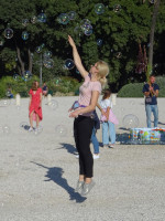 Магия (левитации) мыльных пузырей в парке виллы Боргезе (Villa Borghese).