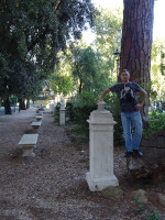 В великом городе Риме, в частности, в парке виллы Боргезе (Villa Borghese), и сам чувствуешь себя величаво. 😊