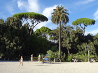 Парк виллы Боргезе (Villa Borghese), вид с одной из его смотровых/площадей.