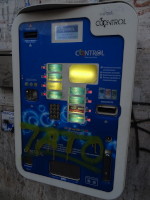 Римский уличный (это видно по граффи́ти на стене) торговый автомат по продаже презервативов.