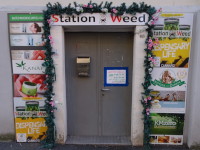 Европа продолжает удивлять (перед этим удивляла Греция, Родос) открытой продажей конопли/марихуаны (weed). Стиральных машин у них дома нет, зато есть возможность накуриться с горя! 🤦