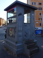 Полиция в Риме капитально (polizia Rome capitale) закончилась 😁, осталась одна будка.