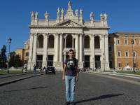 Я перед собором святого Иоанна Крестителя на Латеранском холме (Basilica di San Giovanni in Laterano), одним из 4-х великих соборов Рима, с кафедрой римского епископа и папским троном.