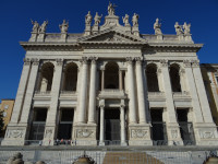 Собор святого Иоанна Крестителя на Латеранском холме (Basilica di San Giovanni in Laterano): изысканный фасад XVIII века, трон папы римского и статуи апостолов.