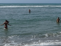 Тут я, выходящий из Тирренского моря (mar Tirreno), смотрю явно не на фотографирующую меня жену, а на входящую в море другую девушку. 🤫