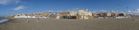 Панорама одного из пляжей в городке Лидо ди Остия (Lido di Ostia) на Тирренском море (mar Tirreno), на которой видна его посещаемость 5 октября.