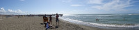 Панорама одного из пляжей в городке Лидо ди Остия (Lido di Ostia), переходящая в панораму Тирренского моря (mar Tirreno).