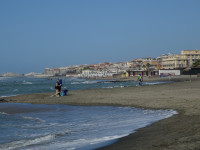 Вид на пляж в городке Лидо ди Остия (Lido di Ostia) в другую сторону, так что сначала слева море, а пото́м справа городок.