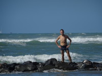 Я на прибрежных камнях неспокойного Тирренского моря (mar Tirreno).
