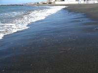 Предположу, что песок на пляже в городке Лидо ди Остия (Lido di Ostia) чёрный потому, что вулканического происхождения. 🤔