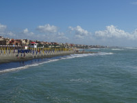 Все зонтики на пляже Лидо ди Остия (Lido di Ostia) на берегу Тирренского моря (mar Tirreno) сложены, ибо пляжный сезон для итальянцев давно закончен, 5 октября.