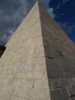 Тот же пирамидальный мавзолей Гая Цестия (Sepulchrum Caii Cestii, 12 год до нашей эры), только теперь без меня.