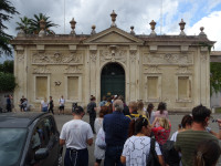 Стои́м в очереди к зданию Магистральной вилле (Villa del Priorato di Malta), в замочной скважине которой будет видно кое-что интересное…