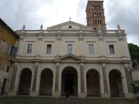 Собор святых Вонифатия и Алексия (Basilica dei Santi Bonifacio e Alessio, V век) своим экстерьером сходу мало похож на собор (базилику) – больше на обычное здание в стиле барокко (перестроена в нём в XVIII веке) – разве что портик чуть выдаёт в нём церковное сооружение, да примыкающая сзади-справа колокольня (XII – XIII веков). Тем разительнее будет разница ощущений от интерьера (о нём – далее).