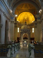 Не особо похожий на собор снаружи, Собор святых Вонифатия и Алексия (Basilica dei Santi Bonifacio e Alessio) внутри просто поражает своим убранством и контрастом интерьера с экстерьером.