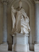 Одна из статуй в Соборе святых Вонифатия и Алексия (Basilica dei Santi Bonifacio e Alessio) – это статуя папы римского Бенедикта XII (Benedictus PP. XIII, правил в 1724 – 1730 годах).