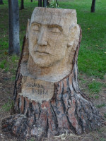 Андреа Гандини (Andrea Gandini, @gandini.andrea) на этом пне в Апельсиновом саду (Giardino degli Aranci) – это имя итальянского скульптора (по дереву), а не человека, который в этом пне запечатлён (хотя есть известный итальянский волейболист с таким же именем и похожей фамилией – Andrea Gardini – с фамилией, даже больше похожей на слово «сад» 😁).