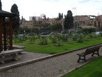 В розарии Рима (Roseto di Roma) есть не только что посмотреть и понюхать 🌹, но и где посидеть… но не нам в октябре. 😞