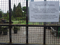 Режим работы розария Рима (Roseto di Roma) почему-то вообще очень ограничен (открыт с 21 апреля по 16 июня), так что попасть в него не так-то просто… 😞