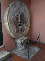 «Уста истины» (Bocca della verità) – античная круглая мраморная плита с изображением маски Тритона (или Океана), датируемая I веком нашей эры и с XVII века расположенная в нартексе церкви святой Марии в Козмедине (Basilica di Santa Maria in Cosmedin). В средние века с этим диском было связано поверье, что если лжец вставит руку в отверстие, выполненное в виде рта божества, то божество её откусит. Широкую известность в мире эта легенда получила после выхода на экраны американской романтической комедии «Римские каникулы» (Roman Holiday, 1953).