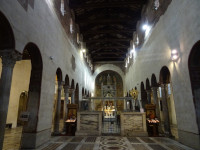 Если снаружи церковь святой Марии в Козмедине (Basilica di Santa Maria in Cosmedin, 1123) невзрачна, то внутри очень даже ничего!