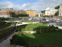 Вид на площадь Уст истины (Piazza della Bocca della verità) примерно от храма Геркулеса-победителя (Templum Herculis Victoris).