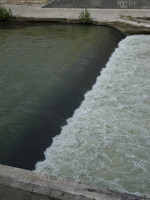 Этот искусственный порог с бурлящей водой у моста Цестия был сооружён для регулировки интенсивности потока одного из 2-х рукавов Тибра, огибающих остров Тиберина (insula Tiberina), и балансировки с рукавом другим. https://www.isolatiberina.it/index.php/en/tevere-e/soglie-e?start=2