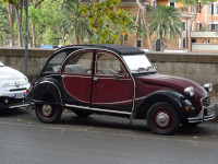 Малыш Citroën 2CV (французское сокращение “deux chevaux vapeur” – «две паровые лошади», хотя де-факто мощность его двигателя – 9 лошадиных сил), выпускавшийся с 1949 по 1990 годы, смело конкурирует в Риме даже с современным Fiat'ом, подпирающим его сзади.