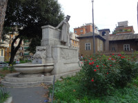 Памятник Джузеппе Джоакино Белли (Giuseppe Gioachino Belli, 1791 – 1863) – итальянскому поэту, прославившемуся своими сонетами, написанными на римском наречии, – на площади его же имени (Piazza Giuseppe Gioachino Belli).