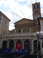 А вот и сама Церковь святой Марии в Трастевере (Basilica di Santa Maria in Trastevere, 1138 – 1148), с лица. Она не только является приходской церковью римского района Трастевере, но и относится к малым титулярным базиликам (Minor Basilica) Рима, то есть к важным церквям, у которых есть персональные держатели – члены коллегии кардиналов в сане кардинала-пресвитера. Для данной церкви держателем (protector) с 19 ноября 2016 года является испанский кардинал Карлос Осоро Сьерра (Carlos Osoro Sierra, родившийся 16 мая 1945 года). https://gcatholic.org/churches/cardinal/225.htm