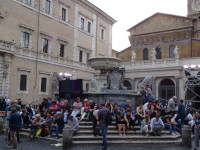 Фонтан перед Церковью святой Марии в Трастевере (Basilica di Santa Maria in Trastevere), названный точно так же (Fontana di Santa Maria in Trastevere) не бил, но жизнь на нём била ключом вполне. 😊